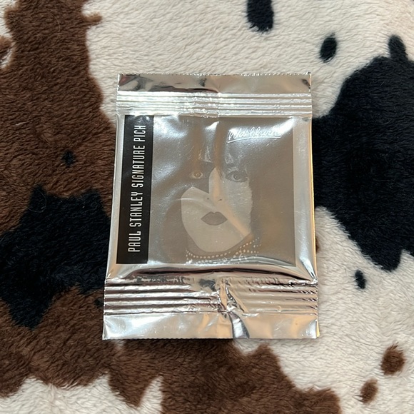 KISS SIGNED PAUL STANLEY guitar pick - Picture 1 of 3